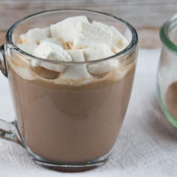 Superfood Hot Cocoa with Honey-Sweetened Marshmallows - This treat is packed with nutrient dense ingredients such as mineral-rich coconut sugar, fermented raw cacao powder, and grass-fed collagen for a protein kick. Naturally primal with dairy free option. It also makes a great homemade gift with a FREE printable page for gift tags. #primal #nourishing #hotcocoa #homemadegifts