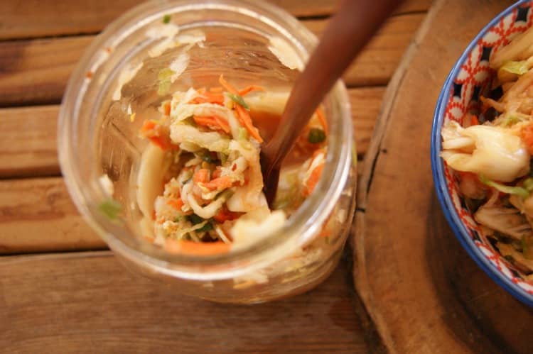 How to Make Kimchi in 4 Easy Steps - Click over and get your gut healthy with live probiotics.