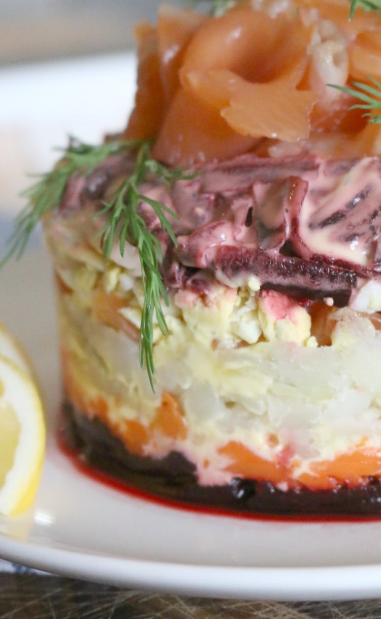 Lox Layered Salad (Salmon with Root Vegetables) is full of resistant starch and high in protein. Click to get the recipe. 
