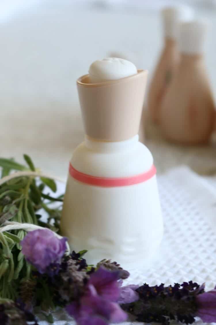 DIY Facial Serum - with 6 clean ingredients, this DIY moisturizer for the face is the ideal choice for normal and combination skin types. Made with lavender & frankinsence essential oils. 