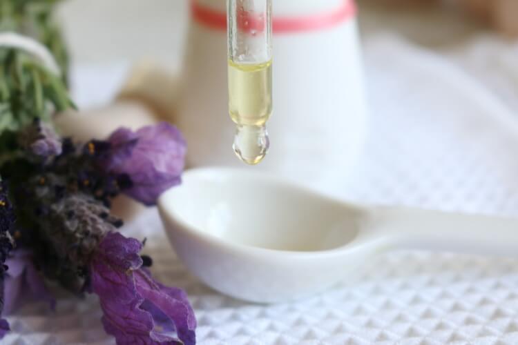 DIY Facial Serum - with 6 clean ingredients, this DIY moisturizer for the face is the ideal choice for normal and combination skin types. Made with lavender & frankincense essential oils. 