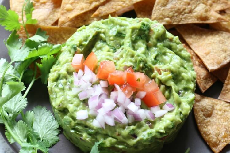 Best Chunky Guacamole - The best guacamole recipe that is full of delicious flavors and textures. This no-mayo guac can be made as smooth or as chunky as you like. It's naturally gluten free and is a great dip for Paleo, GAPS, Keto or Whole30 diets. #guac #lowcarb #paleo
