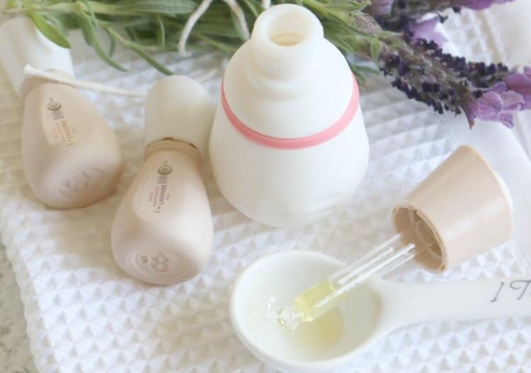 DIY Facial Serum - with 6 clean ingredients, this DIY moisturizer for the face is the ideal choice for normal and combination skin types. Made with lavender & frankincense essential oils. 