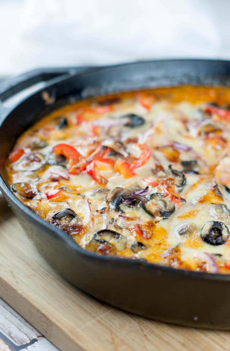 Crustless Skillet Pizza | Low-Carb, Primal, GAPS diet - This one pan meal is loaded with protein, healthy fats and zesty vegetables. #onepan #lowcarb #skilletmeal #crustlesspizza