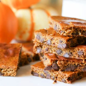 Flourless Pumpkin Bars with Chocolate Chips -These Flourless Chocolate Chip Pumpkin Bars require only 6 ingredients and are easily whipped up in a blender. They make a great low carb and paleo treat. #lowcarb #pumpkin