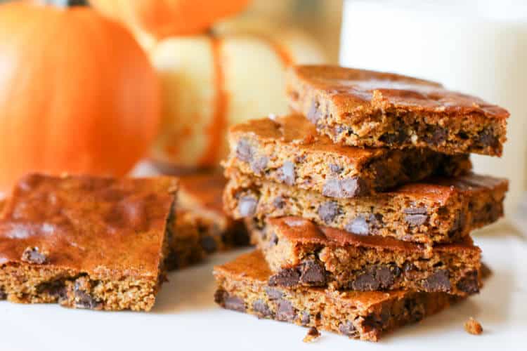 Flourless Pumpkin Bars with Chocolate Chips -These Flourless Chocolate Chip Pumpkin Bars require only 6 ingredients and are easily whipped up in a blender. They make a great low carb and paleo treat. #lowcarb #pumpkin 