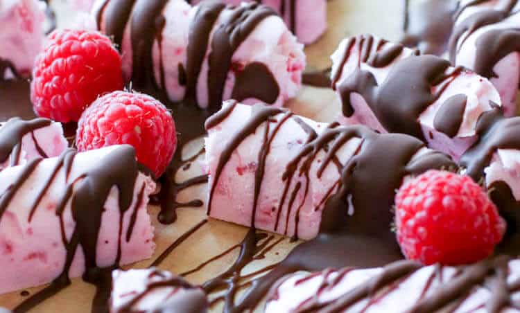 Keto Raspberry Cheesecake Fat Bombs - Raspberry Cheesecake Fat Bombs are made with 5 simple ingredients and are the perfect low-carb treat to satisfy your sweet tooth craving. #lowcarb #fatbombs