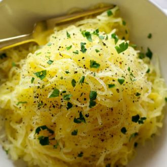 How to Cook Spaghetti Squash for Longest Strands - Spaghetti Squash is a great low-carb and keto alternative to pasta and other carb-heavy foods. Check out this easy way to cook spaghetti squash to achieve those long luscious strands. #keto #lowcarb #spaghettisquash