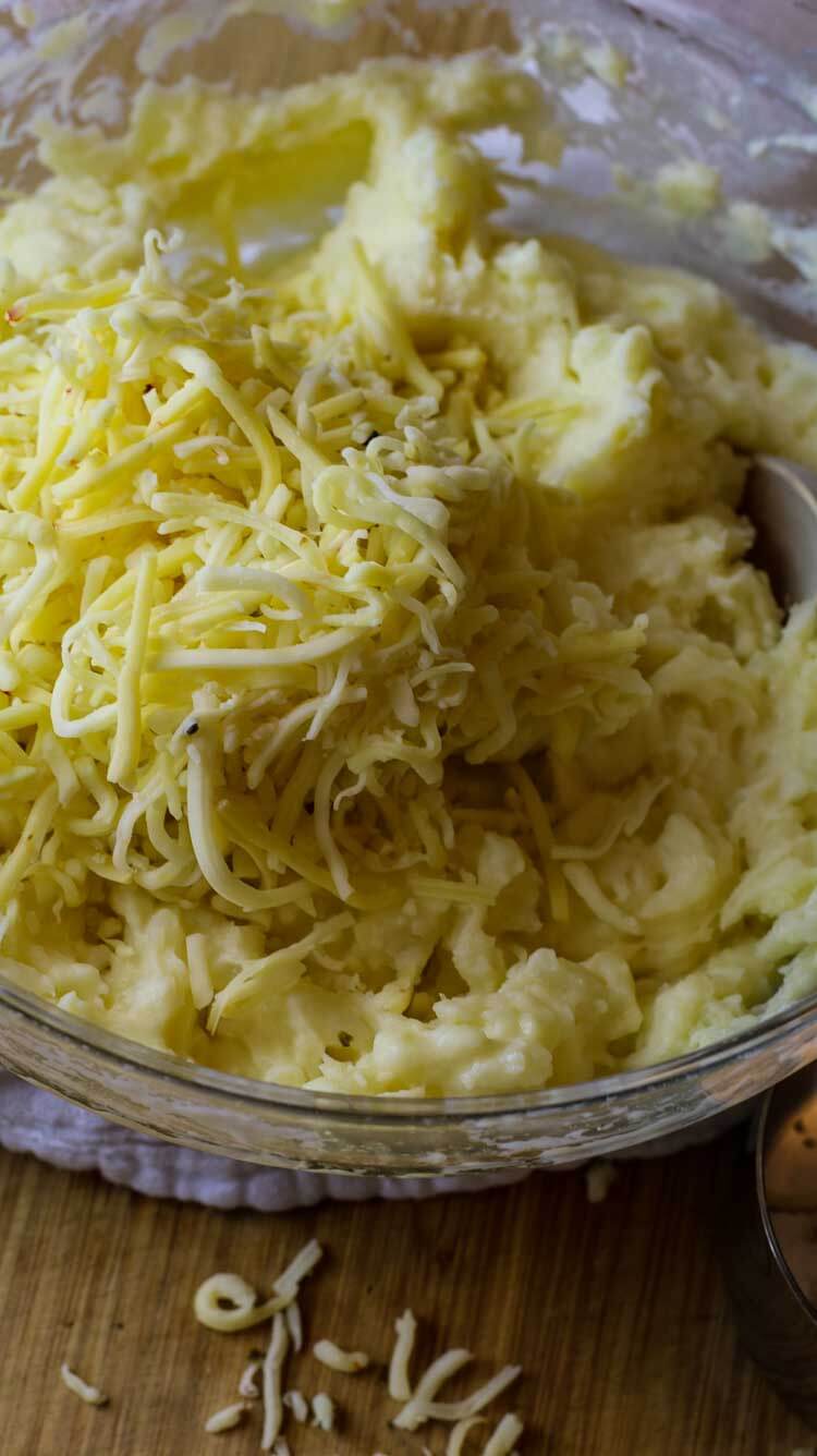 Mashed potatoes with cheese.