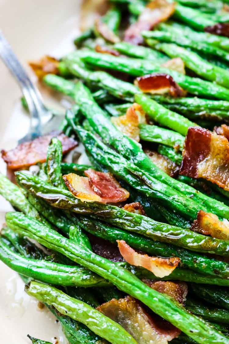 Green beans with crunchy bacon on top