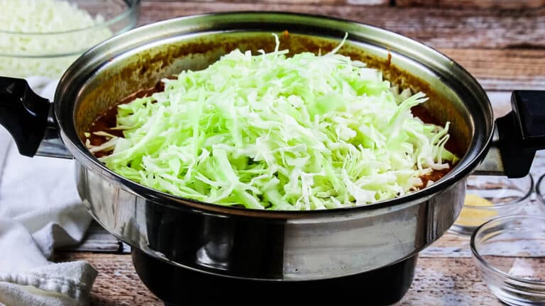 Adding cabbage to vegetable sauce