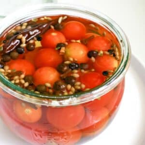 cultured tomatoes with spices and brine in a weck jar.