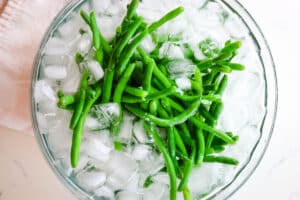 green beans in ice water.