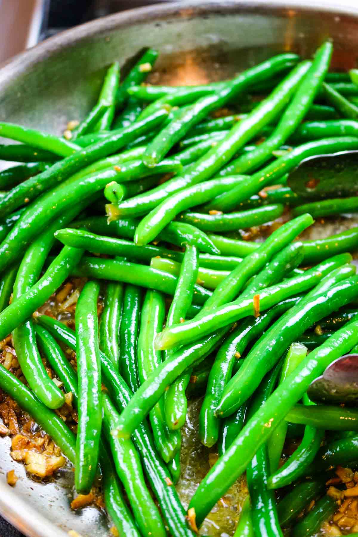 green beans and garlic to frying pan.