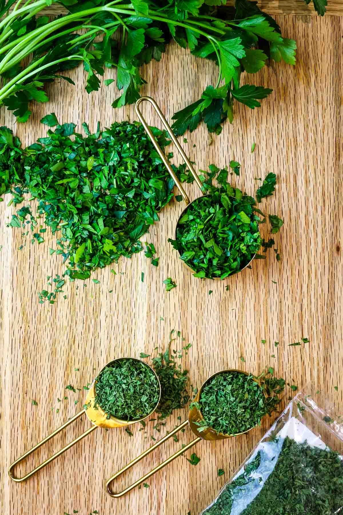 fresh parsley and dried parsley and how much dried parsley to substitute for fresh