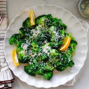 Lemon broccoli on a white plate.