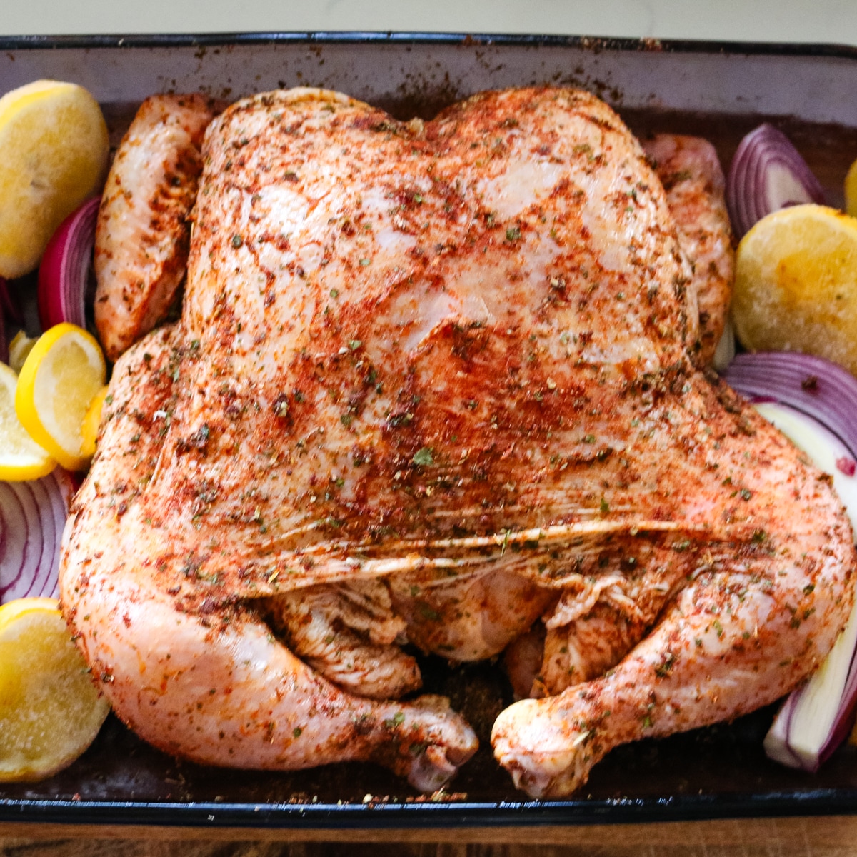 roast chicken seasoned with onions and lemon.